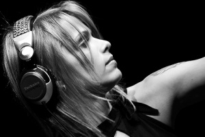 girl with headfones